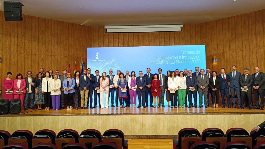 Foto de familia de premiados y autoridades