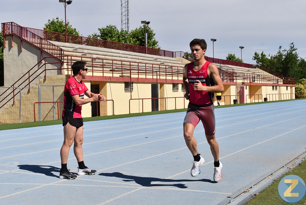 Constan Jaen entrenando en la pista bajo la mirada atenta de su entrenador, Fram Fernández