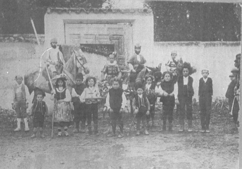 1905-Uno de los grupos de niños que bailaron en Estampas del Quijote 1 .