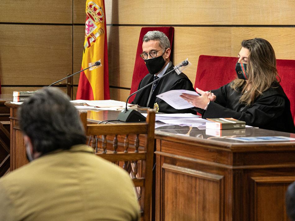 El acusado, respondiendo a las preguntas del fiscal durante el juicio, celebrado la semana pasada / Elena Rosa