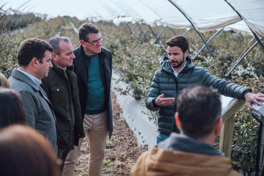 Ricardo Chamorro, a la izquierda en primer plano, durante la visita