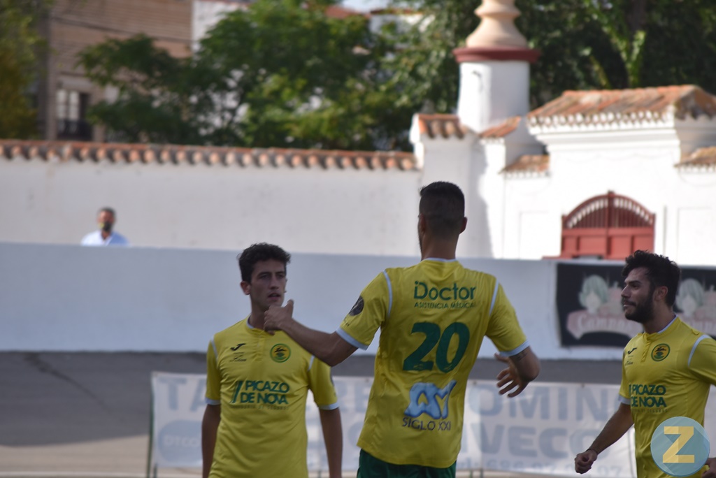 Morales celebrando su gol junto a Borja